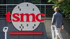 Ein Arbeiter geht am Logo des Chipkonzerns TSMC (Taiwan Semiconductor Manufacturing Corp.) in Hsinchu, Taiwan, vorbei, aufgenommen am Donnerstag, 29. Januar 2026.