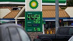 Eine BP-Tankstelle in Mundelein im US-Bundesstaat Illinois zeigt am Mittwoch, dem fünfzehnten April zweitausendsechsundzwanzig, Benzin- und Dieselpreise an.