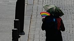 ARCHIVO: Una mujer se abanica durante una ola de calor en España.