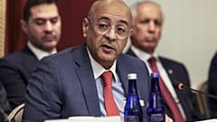 Le secrétaire général du Conseil de coopération du Golfe, Jasem Mohamed Albudaiwi, prend la parole lors d'une réunion