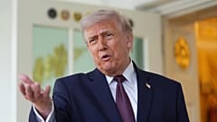 الرئيس دونالد ترامب يتحدث خارج المكتب البيضاوي بالبيت الأبيض، الاثنين 13 أبريل 2026، في واشنطن.