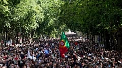 Tausende marschieren am Donnerstag, den 25. April 2024, auf der Avenida Liberdade in Lissabon, um den fünfzigsten Jahrestag der Nelkenrevolution zu feiern.