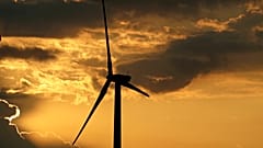 Aufnahme vom ersten Juni zweitausendsiebzehn: Eine Windkraftanlage des Windparks Lost Creek zeichnet sich bei King City in Missouri vor der untergehenden Sonne ab.