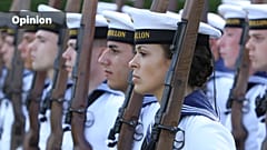 Soldaten des Wachbataillons sind zur Vereidigung von Offizieranwärtern an der Marineschule Mürwik angetreten, am 04.08.2016