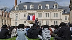 Frankreichs Präsident Emmanuel Macron spricht bei Besuch der Cité internationale de la langue française im Schloss Villers-Cotterêts am Donnerstag.