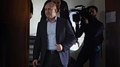 Bulgariens Präsident Rumen Radev verlässt ein Wahllokal, nachdem er seine Stimme in Sofia abgegeben hat, Sonntag, 2. April 2023. (AP Photo/Valentina Petrova)