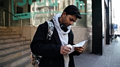 Deep Shambarkar vor der International University "IU" in Berlin, Dezember 2025