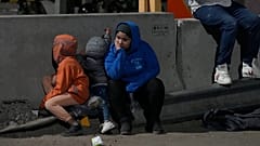 Μετανάστες περιμένουν χωρίς να μπορούν να περάσουν τα σύνορα από τη Χιλή στο Περού την Πέμπτη 27 Απριλίου 2023.