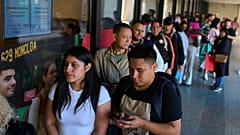 In einigen Zentren, wie hier in Madrid, waren die Warteschlangen endlos. 