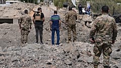جنود لبنانيون يتفقدون جسراً مدمراً أصيب في غارة جوية إسرائيلية في القاسمية قرب مدينة صور الساحلية جنوب لبنان، الخميس 16 أبريل 2026