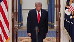 El presidente Donald Trump llega para hablar sobre la guerra con Irán desde el Salón de la Cruz de la Casa Blanca el miércoles 1 de abril de 2026, en Washington.