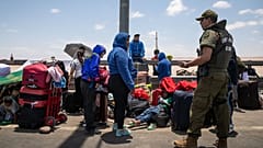 Des migrants, en majorité originaires du Venezuela, attendent au poste-frontière de Chacalluta, à Arica, au Chili, à la frontière avec le Pérou, le 28 novembre 2025.