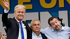 Ο Βίκτορ Όρμπαν είναι στους «ιδρυτικούς πατέρες» του Patriots for Europe στο Ευρωπαϊκό Κοινοβούλιο, με τους Matteo Salvini (League) και Geert Wilders (Party for Freedom).