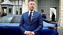 Magyar Péter a Sulyok Tamással való találkozója előtt riporterekkel beszél 