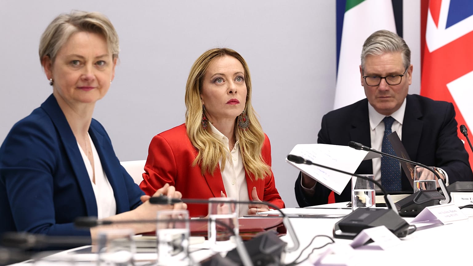 Giorgia Meloni al centro tra la ministra degli Esteri del Regno Unito, Yvette Cooper, e il premier britannico, Keir Starmer all'Eliseo (17 aprile 2026)
