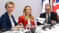 Giorgia Meloni al centro tra la ministra degli Esteri del Regno Unito, Yvette Cooper, e il premier britannico, Keir Starmer all'Eliseo (17 aprile 2026)