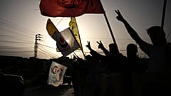 يرفع أشخاص أعلام حزب الله وصورة الأمين العام السابق للحزب حسن نصر الله في بلدة زفتا جنوب لبنان، الجمعة 17 أبريل/نيسان 2026.