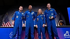 Die Crew von Artemis II: Die NASA-Astronauten Reid Wiseman, Victor Glover und Christina Koch sowie der kanadische CSA-Astronaut Jeremy Hansen posieren für ein Foto.