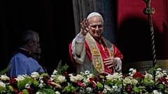 León XIV se dirige a los fieles tras impartir la bendición 'Urbi et Orbi' en la misa de Pascua que presidió en el Vaticano, el domingo 5 de abril de 2026.