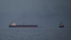 Des pétroliers et des cargos font la queue dans le détroit d'Ormuz, vus depuis Khor Fakkan, aux Émirats arabes unis, le mercredi 11 mars 2026.
