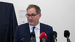Nagy Márton nemzetgazdasági miniszter beszédet mond a Korda Györgyöt és Balázs Klárit ábrázoló dombormű avatásán a Liszt Ferenc Nemzetközi Repülőtéren 2026. április 8-án.