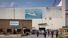 I lavoratori lasciano Fincantieri Marinette Marine venerdì 12 luglio 2024 a Marinette, Wisconsin, dopo il turno