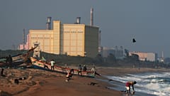 ARCHIV - Fischer vertäuen ihr Boot am Ufer nahe dem Atomkraftwerk Madras in Kalpakkam im indischen Bundesstaat Tamil Nadu, zehnten Februar 2025.