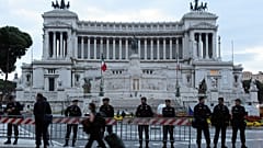 Agenti in piazza Venezia a Roma