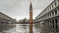 Überfluteter Markusplatz in Venedig am Freitag, dem 15. November 2019.