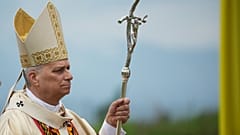 Papst Leo XIV. kommt in einer Prozession zur Feier einer Messe auf dem Flughafen von Bamenda, Kamerun, am vierten Tag seines 11-tägigen Pastoralbesuchs in Afrika an, 16. April 2026