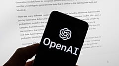 ARCHIV: OpenAI-Logo auf Smartphone vor Computer mit ChatGPT-Ausgabe, einundzwanzigster März zweitausenddreiundzwanzig in Boston. (AP Photo / Michael Dwyer)