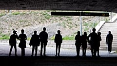 Schüler mit Migrationshintergrund laufen unter einer Eisenbahnbrücke in Flen, 30. August 2018 