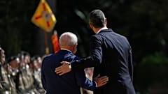 Der spanische Regierungschef Pedro Sánchez (rechts) und Brasiliens Präsident Luiz Inácio Lula da Silva begrüßen sich am Freitag, dem siebzehnten April 2026, in Barcelona.