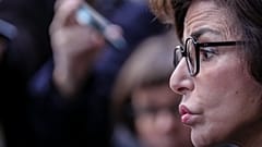 Rachida Dati, candidate des Républicains (LR), s'adresse à la presse lors de sa campagne pour la mairie de Paris, samedi 28 février 2026.