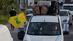 عائلة نازحة تعود إلى قريتها بعد وقف إطلاق النار بين حزب الله وإسرائيل، على طريق القاسمية قرب مدينة صور جنوب لبنان.