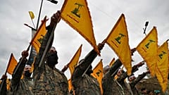 Μαχητές της Χεζμπολάχ κρατούν τη σημαία της οργάνωσής τους στο νότιο προάστιο της Βηρυτού, 4 Ιανουαρίου 2022