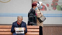 Ältere Frauen gehen am Dienstag, 14. April 2020, in Bukarest, Rumänien, zu einem Geschäft.