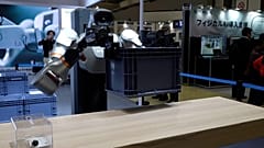 Galbot-Roboter hebt Kisten auf und stapelt sie an anderer Stelle.