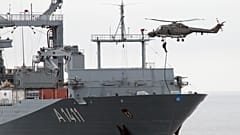 Symbolbild: Demonstration von "fast roping" mit dem Bordhubschrauber LYNX MK 88A und dem Einsatzgruppenversorger "Berlin" am 19.Mai 2011