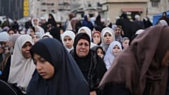 نساء فلسطينيات يؤدين صلاة عيد الفطر في مدينة غزة، في 20 مارس 2026.