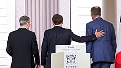 Der britische Premierminister Keir Starmer (links), Frankreichs Präsident Emmanuel Macron (Mitte) und der deutsche Bundeskanzler Friedrich Merz verlassen das Gebäude, nachdem sie eine Erklärung in Paris abgegeben haben