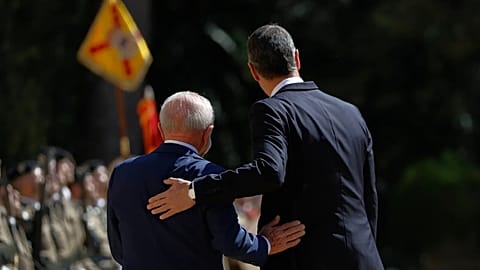 Spain's Prime Minister Pedro Sánchez and Brazil's President Luiz Inacio Lula da Silva greet each other in Barcelona, 17 April, 2026