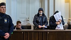 Подозреваемые на скамье подсудимых во время первого слушания в окружном суде в Вильнюсе, 17 апреля 2026 года