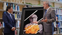 En la Biblioteca Gabriel García Márquez, el Mandatario rindió homenaje al escritor colombiano y entregó a la ciudad un retrato del Nobel de literatura. 
