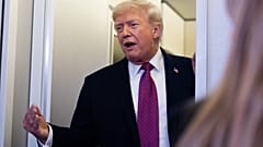 Donald Trump az Air Force One fedélzetén