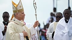 Papst Leo XIV. zieht in Prozession ins Japoma-Stadion in Douala ein, um dort am Freitag, dem 17. April 2026, eine Messe zu feiern.
