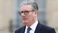 Primeiro-ministro britânico Keir Starmer abandona o Palácio do Eliseu, em Paris, após cimeira virtual e conferência de imprensa, sexta-feira, 17 de abril de 2026