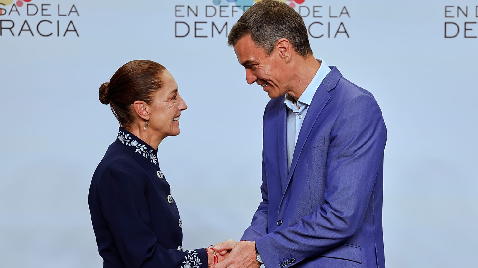 El presidente español, Pedro Sánchez, saluda a la presidenta mexicana, Claudia Sheinbaum, en la Cumbre en Defensa de la Democracia, celebrada en Barcelona, ​​España.
