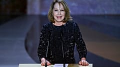       Η Γαλλίδα ηθοποιός Nathalie Baye μιλάει στη σκηνή της 46ης τελετής απονομής των βραβείων Σεζάρ, την Παρασκευή 12 Μαρτίου 2021 στο Παρίσι. 