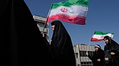 نساء يحملن الأعلام الإيرانية خلال مسيرة نظمتها الدولة لدعم المرشد الأعلى بمناسبة اليوم الوطني للفتاة في طهران، إيران، الجمعة 17 أبريل 2026. 